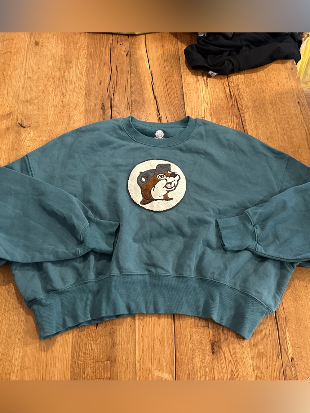 Buc-ee’s teal cropped crewneck sweatshirt embroidered patch
